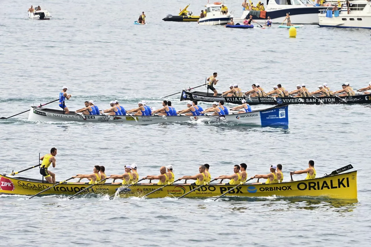 SAN SEBASTIÁN, 06/09/2026.- Orio ha dado un paso para adjudicarse la 131 Bandera de La Concha, tras vencer en la primera jornada pero sin nada definitivo porque la sorprendente Donostiarra mantuvo un precioso pulso y se quedó a 3 segundos de los campeones, con Zierbena a 11 segundos, también dentro de la pugna que se resolverá el próximo domingo. EFE/Javi Colmenero
