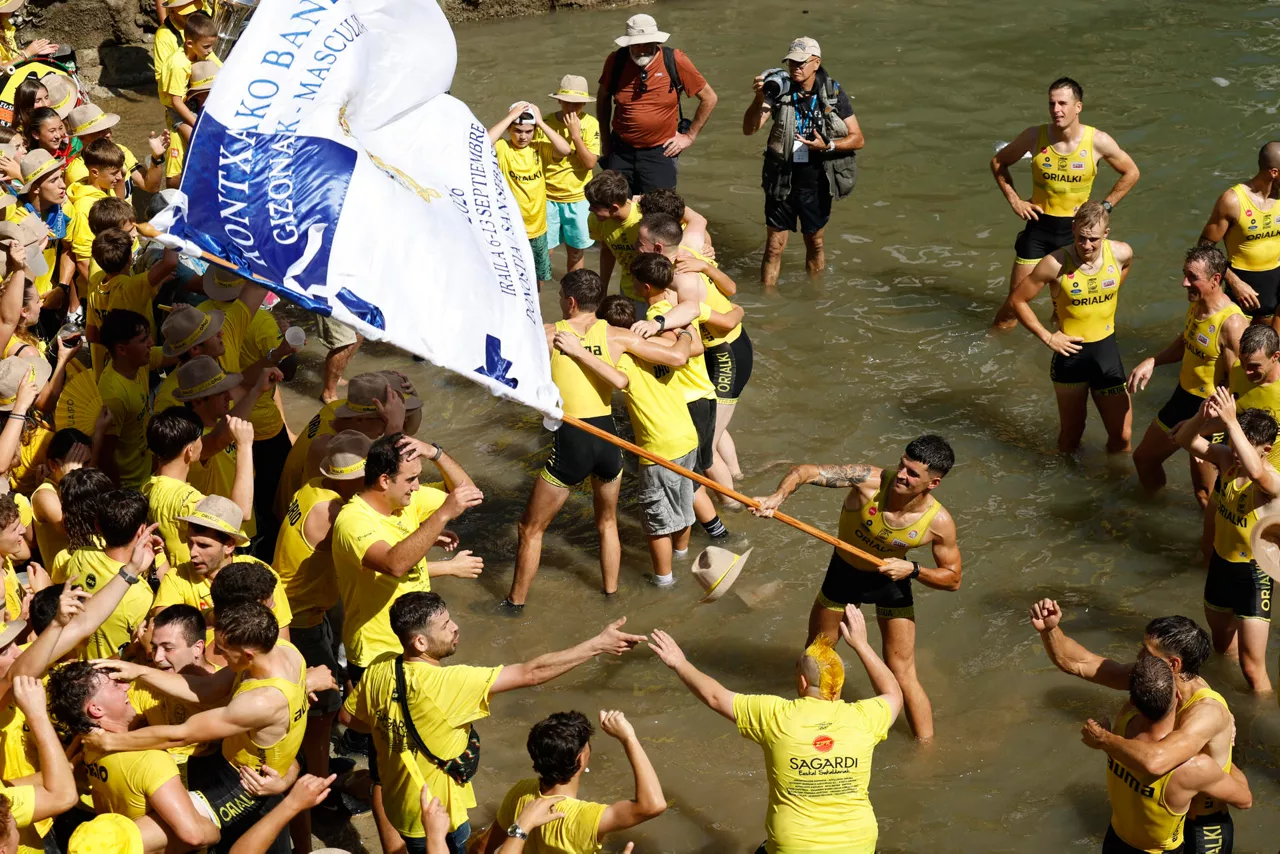 SAN SEBASTIÁN (ESPAÑA), 13/09/2026.-  Los remeros y la afición de Orio celebran la victoria de su embarcación en las regatas de traineras de la Concha este domingo en San Sebastián, la competición más importante de la temporada de traineras del Cantábrico. EFE/Juan Herrero.
