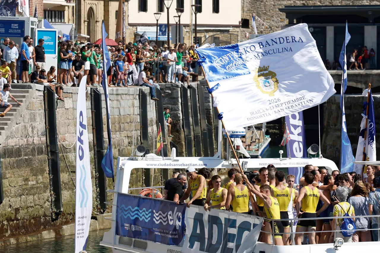 SAN SEBASTIÁN, 13/09/2026.- Los remeros de la embarcación Orio celebran la victoria de las regata de traineras de la Concha este domingo, en San Sebastián. EFE/ Juan Herrero