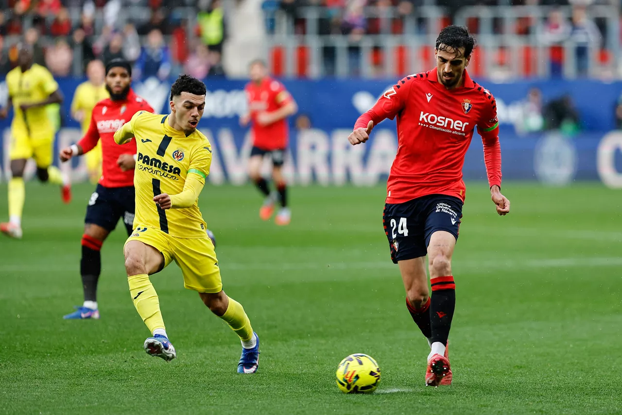 PAMPLONA , 31/01/2026.- El defensa del Osasuna Alejandro Catena (d) se lleva un balón durante el encuentro correspondiente a la jornada 22 de LaLiga EA Sports entre el Osasua y el Villarreal en El Sadar, Pamplona, este sábado. EFE/ Villar Lopez
