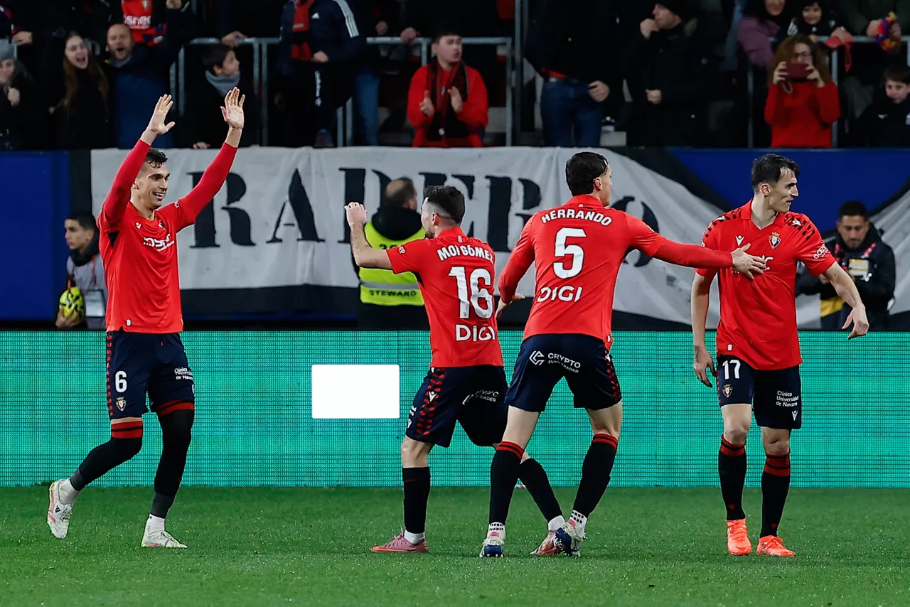 PAMPLONA, 17/01/2026.-Los jugadores del Osasuna celebran el gol de Ante Budimir (d) contra el Oviedo, durante el partido de la La Liga EA Sports entre el Osasuna y el Oviedo, este sábado en el estadio El Sadar en Pamplona.-EFE/ Villar López
