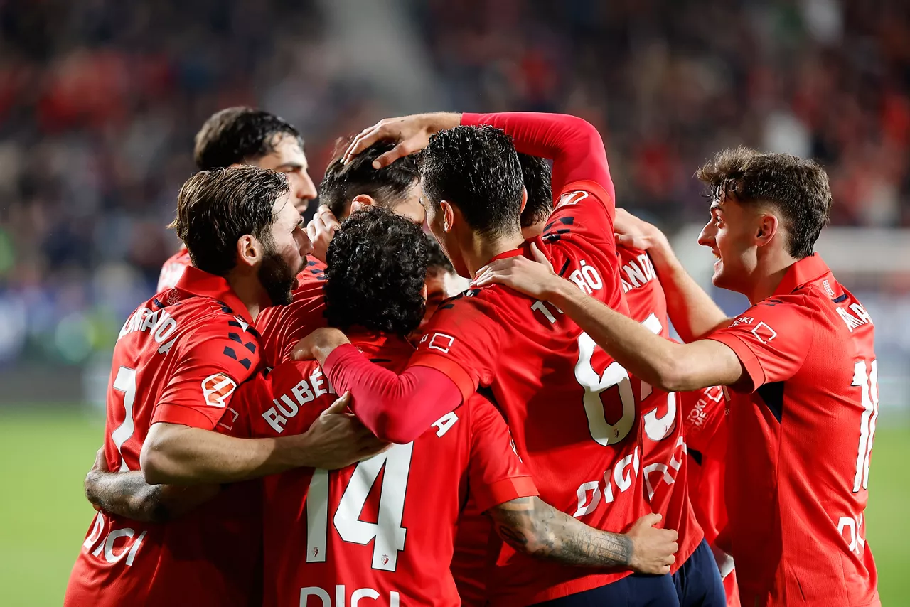 PAMPLONA, 21/02/2026.- Los jugadores del Osasuna celebran el gol anotado por Ante Budimir durante el partido de la jornada 25 de LaLiga EA Sports que disputan el CA Osasuna y el Real Madrid este sábado, en el estadio El SADAR de Pamplona. EFE/ Villar López
