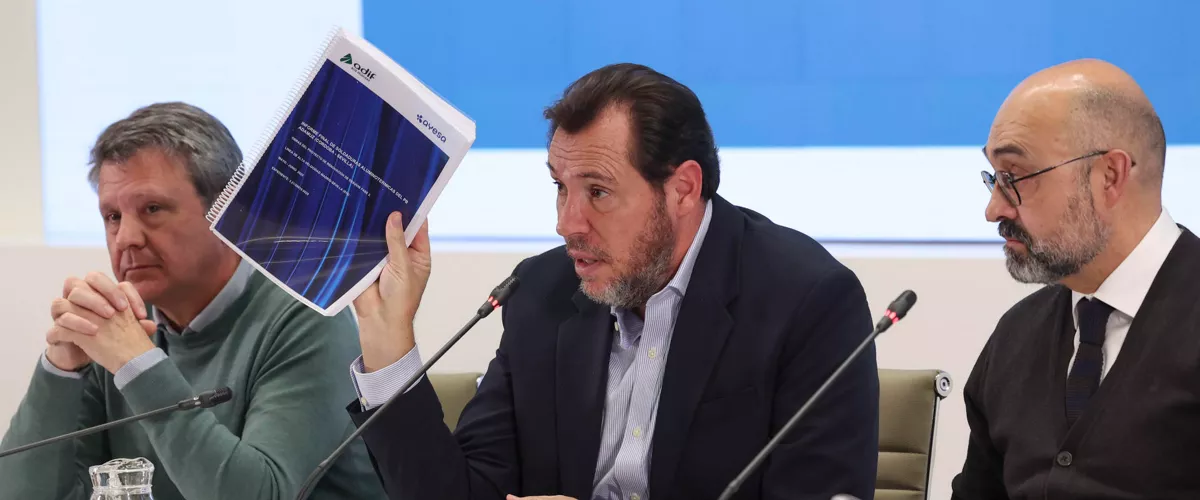 MADRID, 23/01/2026.- El ministro de Transportes, Óscar Puente (c), junto a Luis Pedro Marco de la Peña (d), presidente de Adif , ofrecen una rueda de prensa en Madrid este viernes, en la que Puente ha asegurado que cree que contar ya con una tesis provisional de que el accidente pudo haberse producido por una rotura de la vía "previa o simultánea" al paso del Iryo siniestrado en Adamuz ofrece "cierta tranquilidad" por su prontitud, aunque ha insistido en que no es definitiva y habrá de confirmarse con pruebas. EFE/ Kiko Huesca
