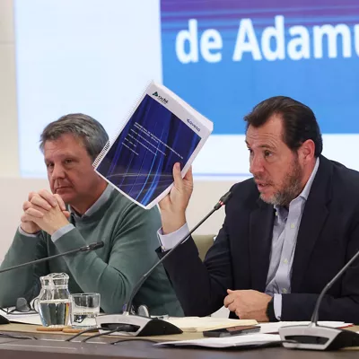 MADRID, 23/01/2026.- El ministro de Transportes, Óscar Puente (c), junto a Luis Pedro Marco de la Peña (d), presidente de Adif , ofrecen una rueda de prensa en Madrid este viernes, en la que Puente ha asegurado que cree que contar ya con una tesis provisional de que el accidente pudo haberse producido por una rotura de la vía "previa o simultánea" al paso del Iryo siniestrado en Adamuz ofrece "cierta tranquilidad" por su prontitud, aunque ha insistido en que no es definitiva y habrá de confirmarse con pruebas. EFE/ Kiko Huesca
