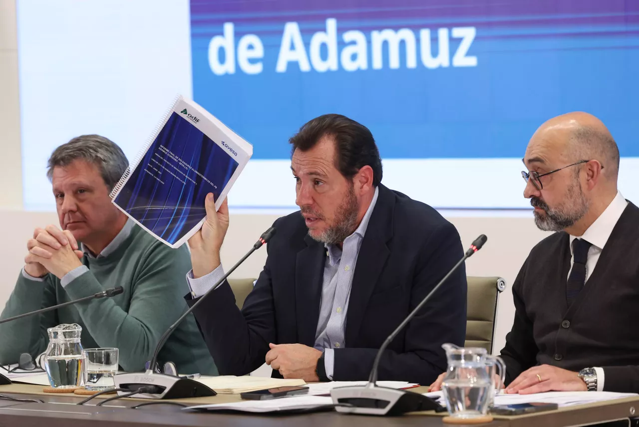 MADRID, 23/01/2026.- El ministro de Transportes, Óscar Puente (c), junto a Luis Pedro Marco de la Peña (d), presidente de Adif , ofrecen una rueda de prensa en Madrid este viernes, en la que Puente ha asegurado que cree que contar ya con una tesis provisional de que el accidente pudo haberse producido por una rotura de la vía "previa o simultánea" al paso del Iryo siniestrado en Adamuz ofrece "cierta tranquilidad" por su prontitud, aunque ha insistido en que no es definitiva y habrá de confirmarse con pruebas. EFE/ Kiko Huesca
