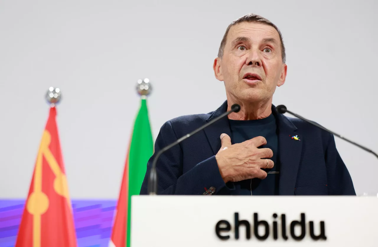 GRAFCAV427. SAN SEBASTIÁN (ESPAÑA), 05/10/2026.- El coordinador general de EH Bildu, Arnaldo Otegi, comparece este lunes en rueda de prensa tras la convocatoria de elecciones generales para el 29 de noviembre anunciada por el presidente del Gobierno, Pedro Sánchez. EFE/Juan Herrero.

