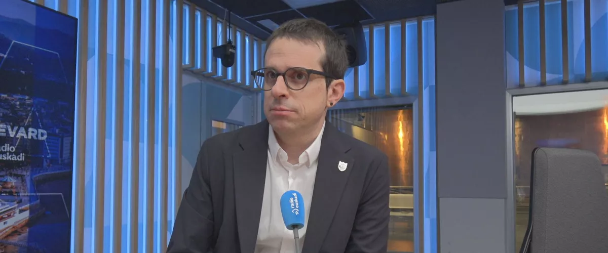 Entrevista en Radio Euskadi al portavoz de EH Bildu en el Parlamento Vasco. habla sobre las sentencias de los perfiles lingüísticos de euskera en las instituciones vascas.