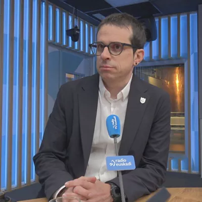 Entrevista en Radio Euskadi al portavoz de EH Bildu en el Parlamento Vasco. habla sobre las sentencias de los perfiles lingüísticos de euskera en las instituciones vascas.