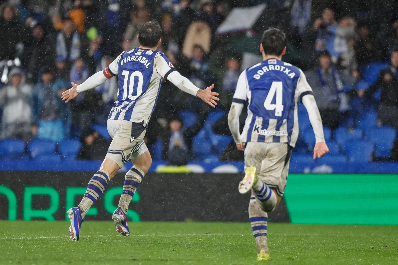 SAN SEBASTIÁN, 25/01/2026.- El delantero de la Real Sociedad Mikel Oyarzabal celebra su segundo gol y segundo del equipo donostiarra, durante el partido de la jornada 21 de LaLiga disputado entre la Real Sociedad y el Celta de Vigo este domingo en el estadio de Anoeta, en San Sebastián. EFE/Javier Etxezarreta
