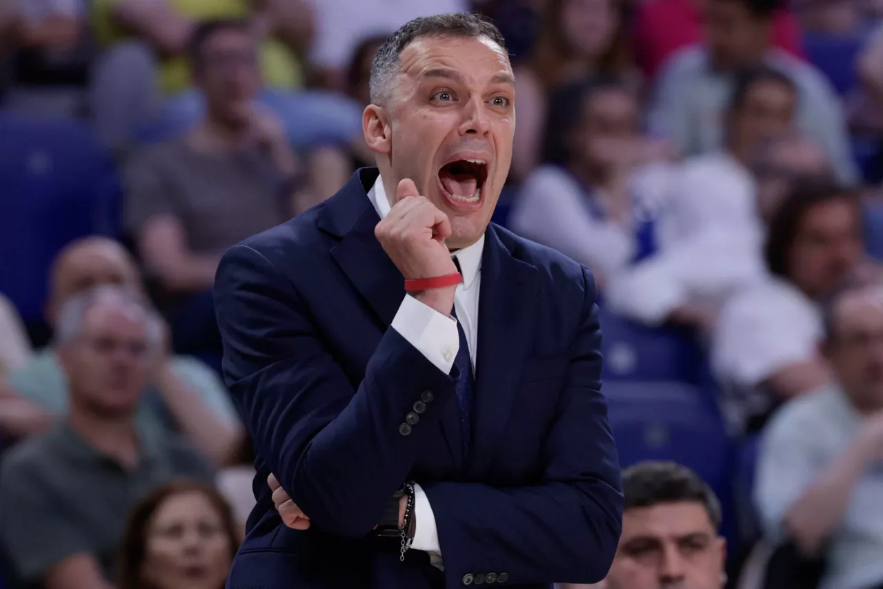 MADRID, 27/05/2026.- El entrenador del Baskonia, el italiano Paolo Galbiati, durante el encuentro de Liga Endesa que disputan Real Madrid y Baskonia este miércoles en el Movistar Arena, en Madrid. EFE/Juanjo Martín.
