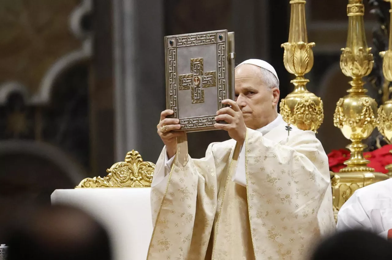 VATICAN CITY (Vatican City State (Holy See)), 25/12/2025.- Pope Leo XIV celebrates Holy Mass for Christmas at St. Peter's Basilica in the Vatican, 25 December 2025. (Papa) EFE/EPA/FABIO FRUSTACI
