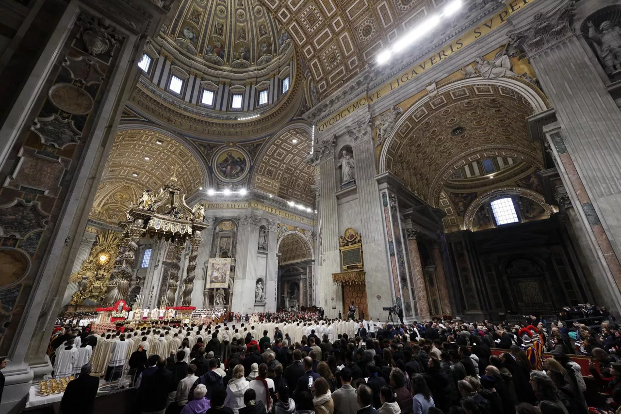 VATICAN CITY (Vatican City State (Holy See)), 25/12/2025.- Pope Leo XIV (rear, C-L) celebrates Holy Mass for Christmas at St. Peter's Basilica in the Vatican, 25 December 2025. (Papa) EFE/EPA/FABIO FRUSTACI
