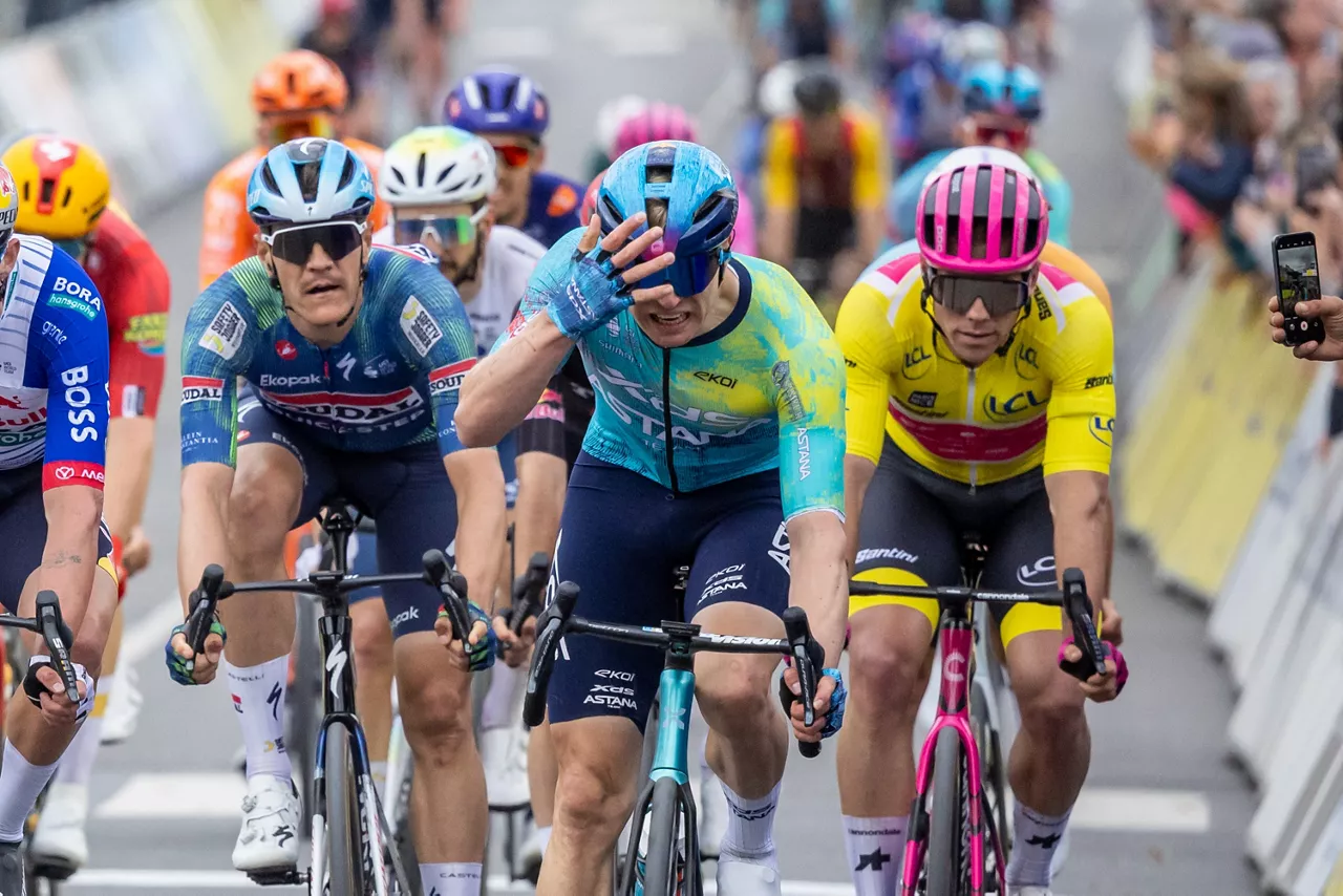 FOTODELDÍA - MONTARGIS (Francia), 09/03/2026.- El ciclista alemán Max Kanter (C) del equipo XDS reacciona mientras cruza la línea de meta para ganar la segunda etapa  de la Paris-Niza, sobre 187 km desde Epone a Montargis, Francia. EFE/CHRISTOPHE PETIT TESSON
