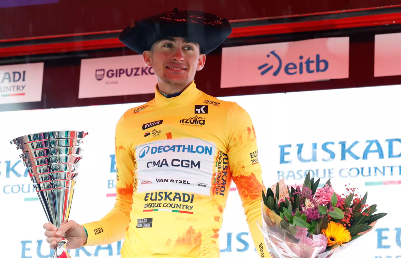 BERGARA (GIPUZKOA) (ESPAÑA), 11/04/2026.- El ciclista del Decathlon CMA CGM Teamy, Paul Seixas, se proclama vencedor de la Itzulia Basque Country 2026, carrera del UCI WorldTour, que este sábado ha llegado a su fin con la celebración en Gipuzkoa de la sexta y última etapa con salida en Antzuola y llegada en Bergara y un recorrido de 135,4 kilómetros que acumula casi 3.000 metros de desnivel. EFE/ Juan Herrero
