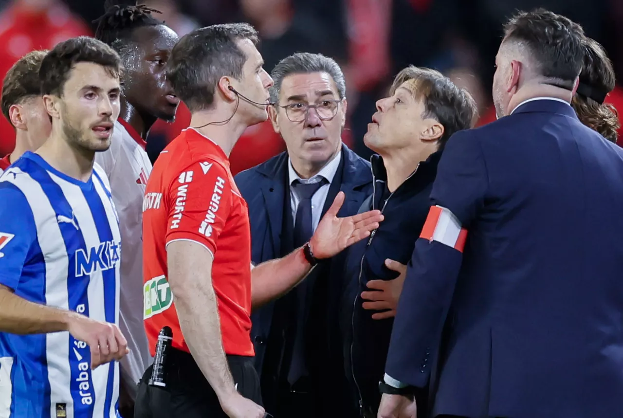 SEVILLA, 14/02/2026.- El árbitro Galech Apezteguía expulsa al entrenador del Sevilla Matías Almeyda (3d), durante el partido de la jornada 24 de LaLiga que Sevilla FC y Deportivo Alavés disputan hoy sábado en el estadio Ramón Sánchez-Pizjuán. EFE/José Manuel Vidal
