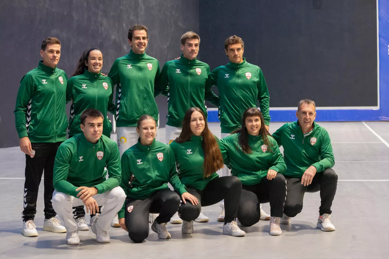 AME6926. COLONIA DEL SACRAMENTO (URUGUAY), 16/10/2026.- Integrantes de la selección de Euskadi posan este viernes, previo a un partido con la selección de España durante el Mundial de Pelota Vasca 2026 en Colonia del Sacramento (Uruguay). EFE/ Antonela Fazzina
