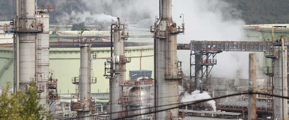 MUSKIZ (BIZKAIA), 27/02/2026.- Vista parcial de la refinería de Petronor en Muskiz (Bizkaia). Los últimos resultados de las mediciones en el municipio vizcaíno de Muskiz "constatan fluctuaciones en las concentraciones de benceno en aire", tras la incidencia registrada ayer jueves en la refinería de Petronor y por ello el Gobierno Vasco mantiene las recomendaciones de permanecer en espacios interiores cerrados, con puertas y ventanas cerradas. EFE/ Miguel Toña
