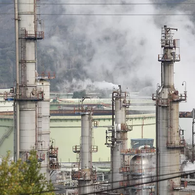 MUSKIZ (BIZKAIA), 27/02/2026.- Vista parcial de la refinería de Petronor en Muskiz (Bizkaia). Los últimos resultados de las mediciones en el municipio vizcaíno de Muskiz "constatan fluctuaciones en las concentraciones de benceno en aire", tras la incidencia registrada ayer jueves en la refinería de Petronor y por ello el Gobierno Vasco mantiene las recomendaciones de permanecer en espacios interiores cerrados, con puertas y ventanas cerradas. EFE/ Miguel Toña

