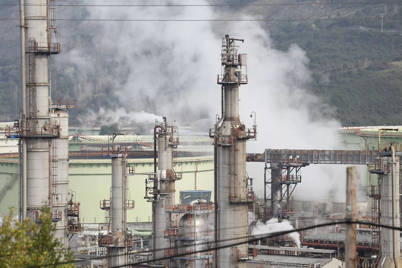 MUSKIZ (BIZKAIA), 27/02/2026.- Vista parcial de la refinería de Petronor en Muskiz (Bizkaia). Los últimos resultados de las mediciones en el municipio vizcaíno de Muskiz "constatan fluctuaciones en las concentraciones de benceno en aire", tras la incidencia registrada ayer jueves en la refinería de Petronor y por ello el Gobierno Vasco mantiene las recomendaciones de permanecer en espacios interiores cerrados, con puertas y ventanas cerradas. EFE/ Miguel Toña
