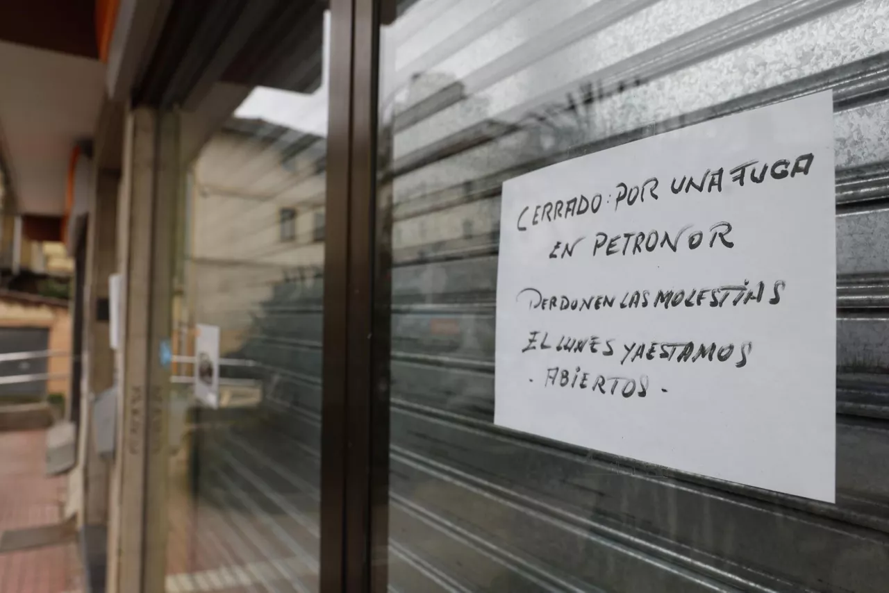 MUSKIZ (BIZKAIA), 27/02/2026.- Las calles de Muskiz permanecen prácticamente vacías y la población sigue las recomendaciones de seguridad tras el escape de benceno de la refinería de Petronor de la pasada madrugada. Los últimos resultados de las mediciones en la localidad vizcaína "constatan fluctuaciones en las concentraciones de benceno en aire", tras la incidencia registrada ayer jueves en la refinería de Petronor y por ello el Gobierno Vasco mantiene las recomendaciones de permanecer en espacios interiores cerrados, con puertas y ventanas cerradas. EFE/ Miguel Toña
