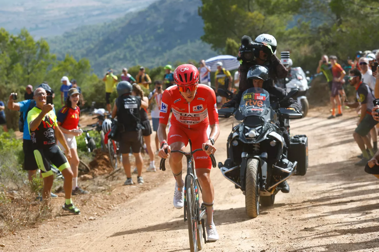 CASTELLÓN DE LA PLANA, 27/08/2026.- El ciclista esloveno del UAE Emirates Tadej Pogacar en los kilómetros finales de subida al puerto de El Bartolo en la sexta etapa de La Vuelta a España, de 177.5 km y que discurre este jueves entre las localidades de Alcossebre y Castellón. EFE/ Javier Lizón POOL
