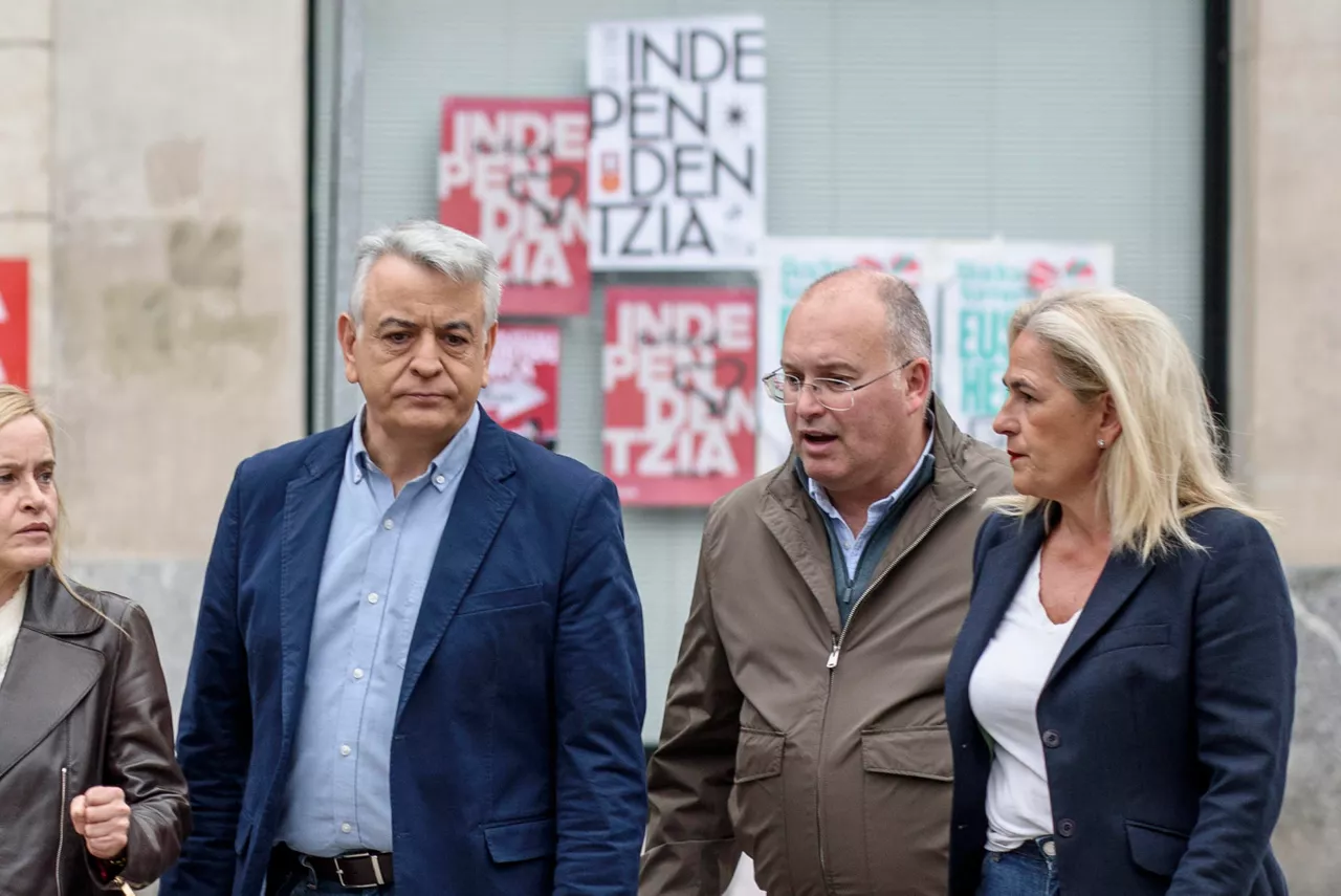 BILBAO, 27/10/2026.- El secretario general del PP, Miguel Tellado (c), ha condenado los altercados que "auténticos fascistas y delincuentes de extrema izquierda" protagonizaron la pasada noche en Bilbao, a quienes ha atribuido la "culpa" de "sembrar el miedo y la ruina en las calles", si bien ha señalado que la "responsabilidad política" es del Gobierno por "no anticiparse" y "tratar de minimizar" lo sucedido. En la imagen, le acompaña, la secretaria general del PP vasco y portavoz en el Ayuntamiento de Bilbao, Esther Martínez (d), y el presidente de los populares vascos , Javier de Andrés (2i), este martes en Bilbao.EFE/ Javier Zorrilla
