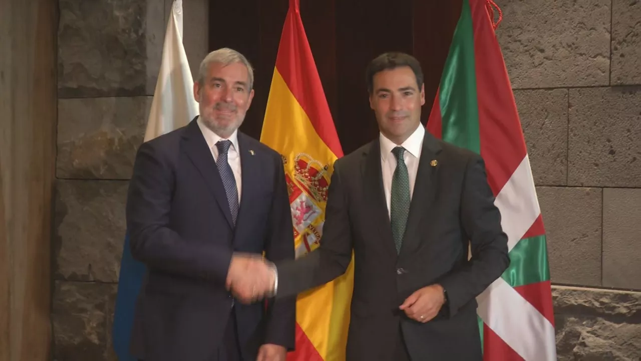 El presidente canario Victor Clavijo ha recibido a Imanol Pradales en el sede de Presidencia del Gobierno, donde han disfrutado de una actuación de música fusión canario-vasca. Seguido, han firmado un convenio bilateral sobre desarrollo de la I+D+i en ambas comunidades.