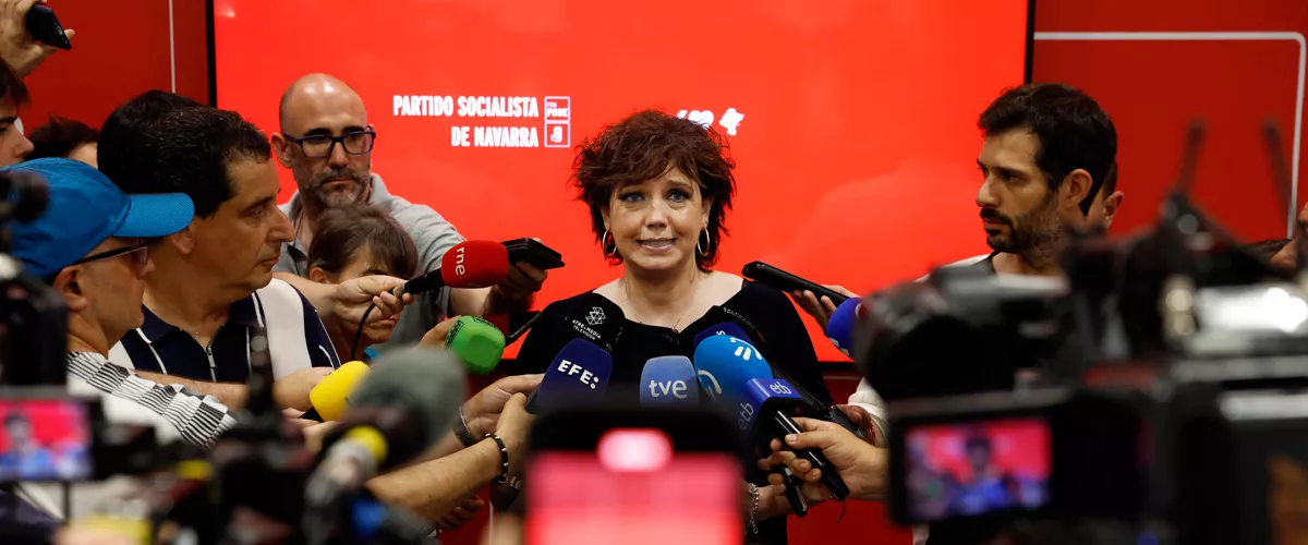 GRAFCAV9089. PAMPLONA, 20/06/2025.- Ainhoa Unzu sustituirá a Ramón Alzórriz como portavoz del PSN en el Parlamento de Navarra tras la dimisión de este último al hacer público que su pareja trabajó de 2021 a 2024 en la empresa Servinabar, supuestamente vinculada a Santos Cerdán. En un receso de la reunión de la Ejecutiva del PSN, Unzu ha comentado a los medios de comunicación que tiene previsto reunirse con sus socios de gobierno (Geroa Bai y Contigo Zurekin) para tratar la situación creada con la supuesta implicación de Satos Cerdán en la trama del caso Koldo y la dimisión de Ramón Alzórriz. EFE/ Jesús Diges
