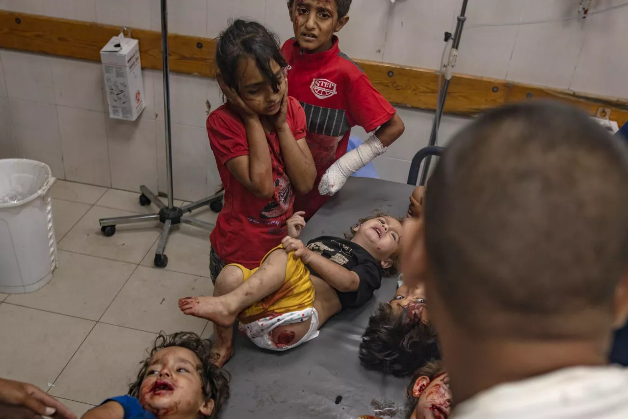 Varios niños heridos en un hospital de Gaza.