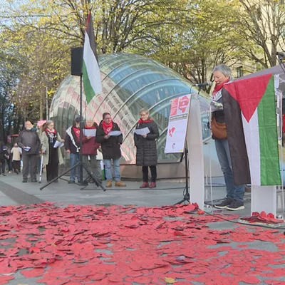 Palestinan eraildako haurren izenen irakurketa jarraitua egin dute Bilboko Plaza Biribilean