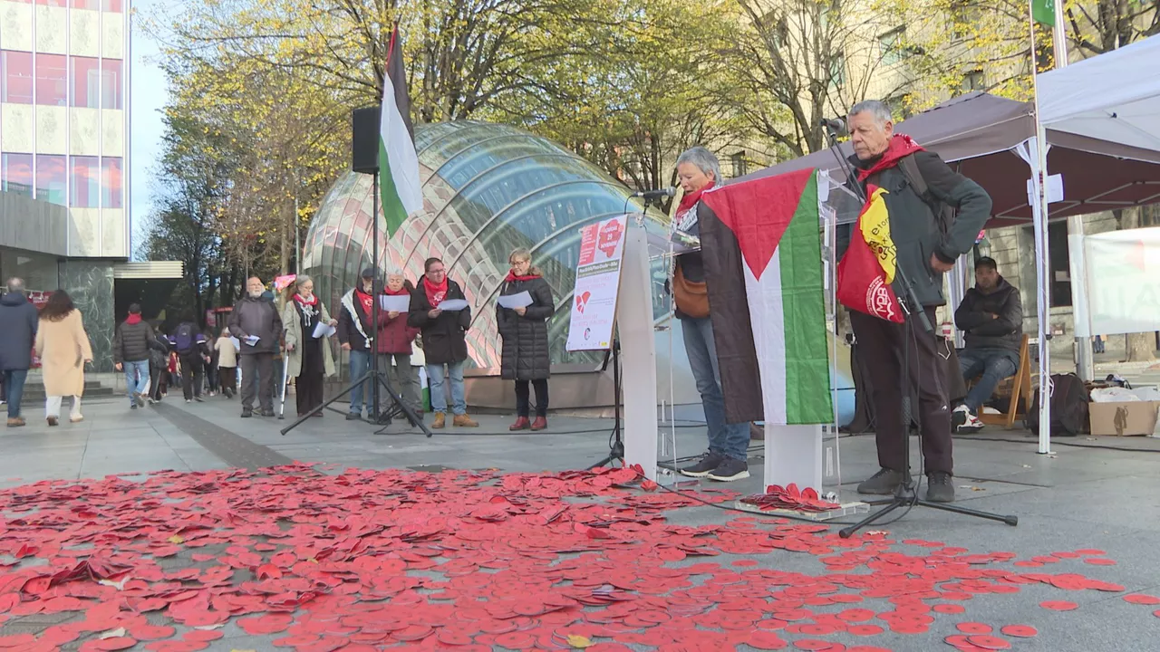 Palestinan eraildako haurren izenen irakurketa jarraitua egin dute Bilboko Plaza Biribilean