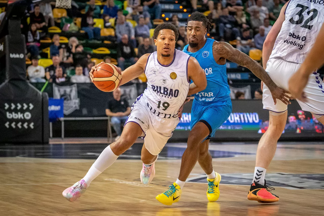 BILBAO (PAÍS VASCO), 18/03/2026.- El base sueco del Surne Bilbao Basket, Melwin Pantzar (i) y el jugador del Aliaga Petkimspor, Stanley Whittaker (d), durante el partido de vuelta de los cuartos de final de la Copa FIBA Europa disputado este miércoles en el Bilbao Arena de la capital vizcaína. EFE/Javier Zorrilla

