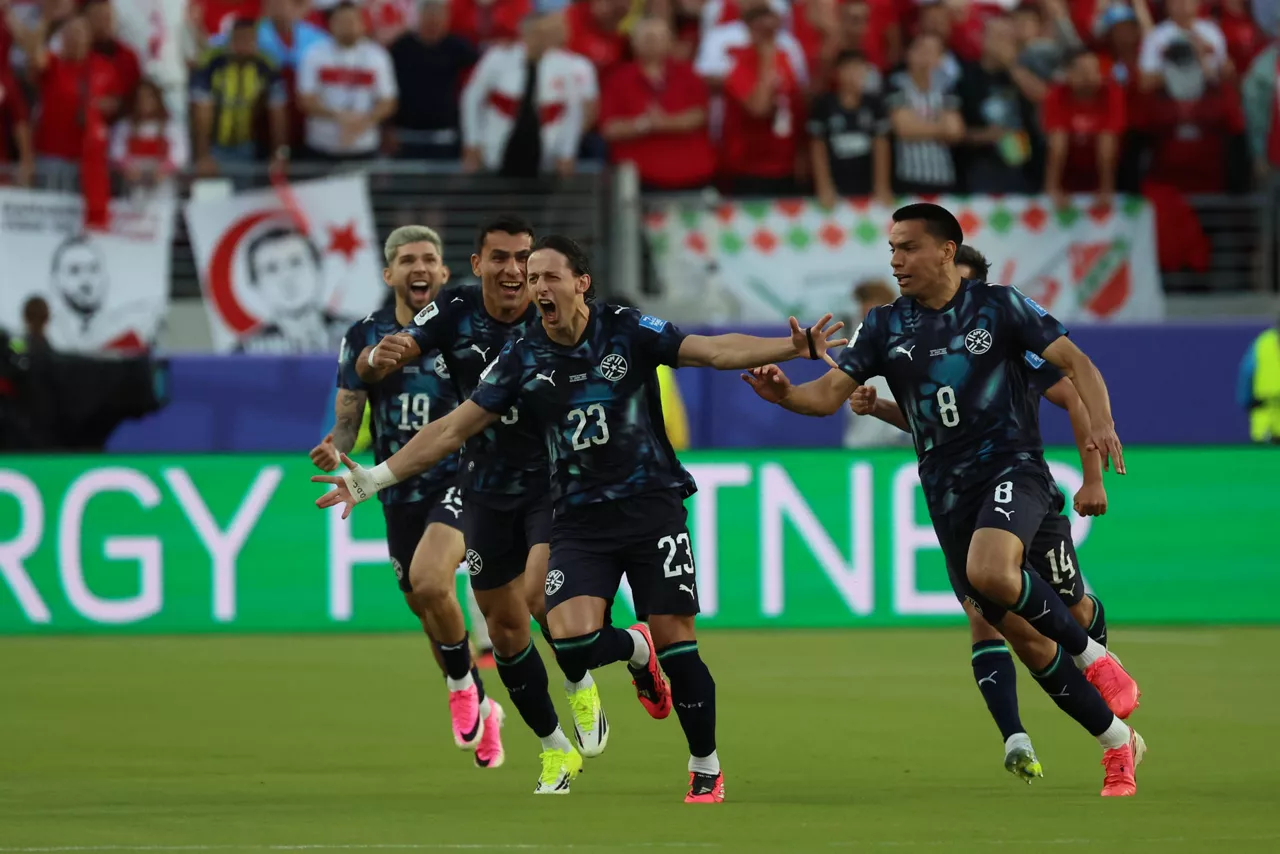 SANTA CLARA (ESTADOS UNIDOS), 20/06/2026.- El jugador de Paraguay, Matías Galarza celebra su gol ante Turquía (c) durante el partido del grupo D del Mundial de la FIFA 2026 entre Turquía y Paraguay, en el estadio Levi´s en Santa Clara (Estados Unidos). EFE/ Miguel Gutiérrez
