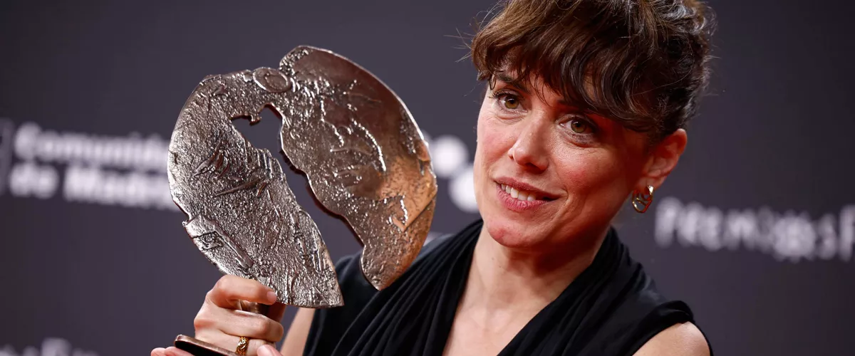 MADRID, 13/12/2025.- La actriz Patricia López Arnaiz tras recibir el premio a ´Mejor interpretación femenina´ por su trabajo en ´Los Domingos´ durante la gala de la 31 edición de los Premios Forqué que se celebra este sábado en Ifema, en Madrid. EFE/Daniel González
