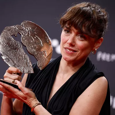 MADRID, 13/12/2025.- La actriz Patricia López Arnaiz tras recibir el premio a ´Mejor interpretación femenina´ por su trabajo en ´Los Domingos´ durante la gala de la 31 edición de los Premios Forqué que se celebra este sábado en Ifema, en Madrid. EFE/Daniel González
