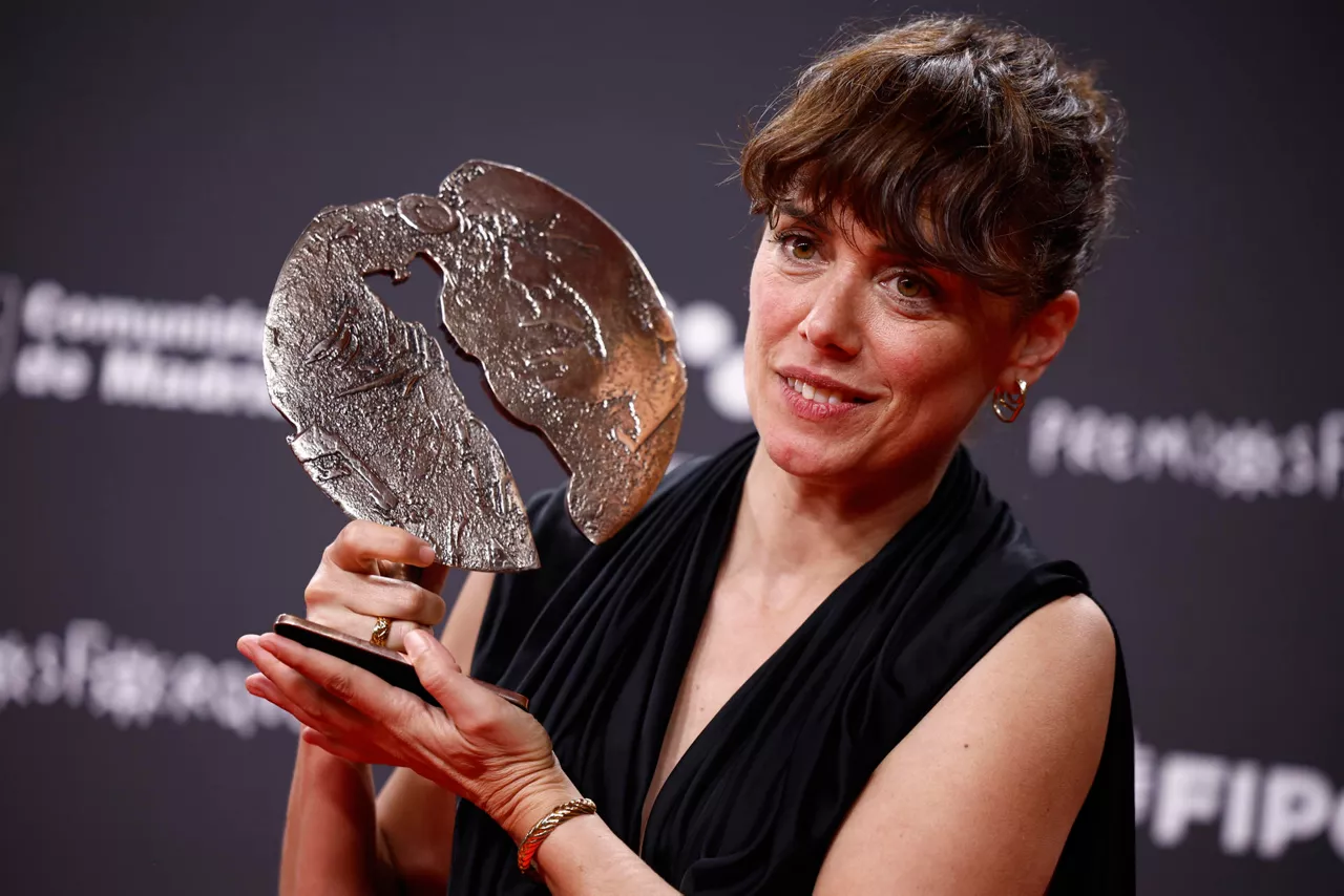MADRID, 13/12/2025.- La actriz Patricia López Arnaiz tras recibir el premio a ´Mejor interpretación femenina´ por su trabajo en ´Los Domingos´ durante la gala de la 31 edición de los Premios Forqué que se celebra este sábado en Ifema, en Madrid. EFE/Daniel González
