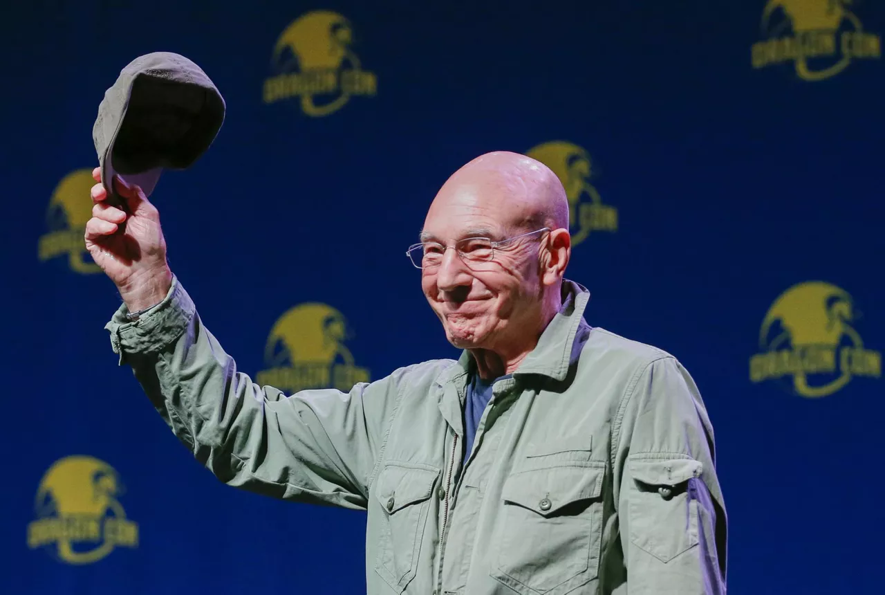 ATLANTA (United States), 29/10/2026.- (FILE) - British actor Patrick Stewart greets the audience during the Dragon Con science fiction and fantasy convention in Atlanta, Georgia, USA, 29 August 2014 (reissued 29 October 2026). Acclaimed stage veteran and global screen icon Patrick Stewart died at his home in Los Angeles at the age of 86 on 28 October 2026, his family announced on 29 October 2026. EFE/EPA/ERIK S. LESSER
