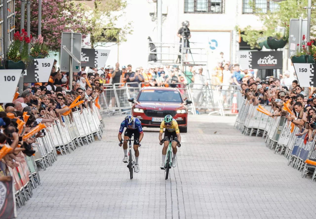 GRAFCAV1921. EIBAR (GIPUZKOA) (ESPAÑA), 10/04/2026.- El ciclista del Decathlon CMA CGM Teamy líder de la prueba, Paul Seixas (d), vence al sprint a Florian Lipowitz (i), y se proclama vencedor de la quinta etapa de la Vuelta Ciclista al País Vasco-Itzulia que se ha disputado este viernes en Eibar (Gipuzkoa). EFE/ Juan Herrero
