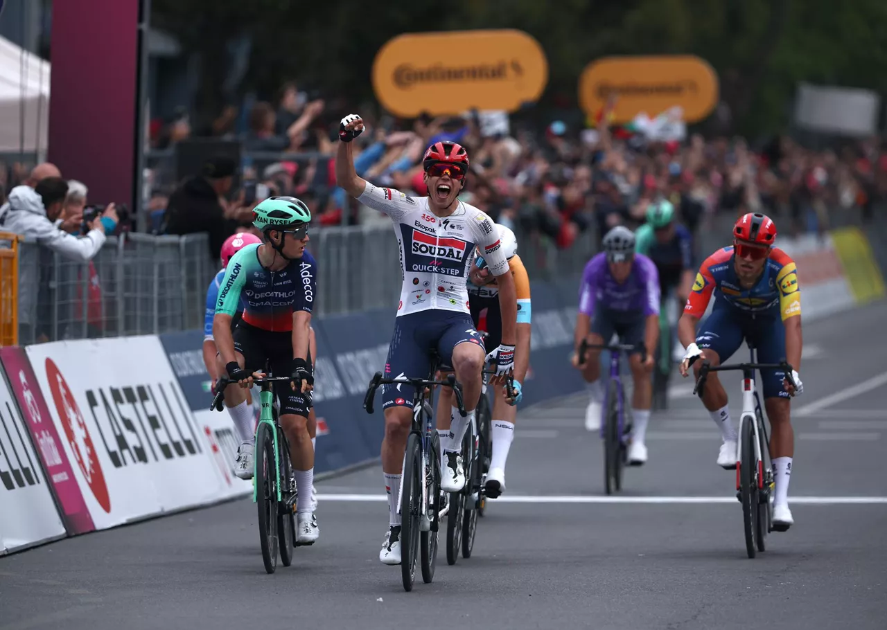 BURGAS (Bulgaria), 08/05/2026.- French cyclist Paul Magnier (C) of team Soudal Quick-Step wins the 1st stage of the 109th edition of the Giro d'Italia cycling race over 147km from Nessebar to Burgas, Bulgaria, 08 May 2026. (Ciclismo) EFE/EPA/BORISLAV TROSHEV
