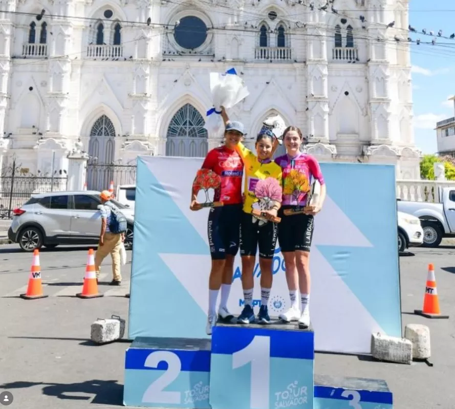 Paula Patiño ciclista del Laboral Kutxa-Euskadi en el podium del Tour de El Salvador