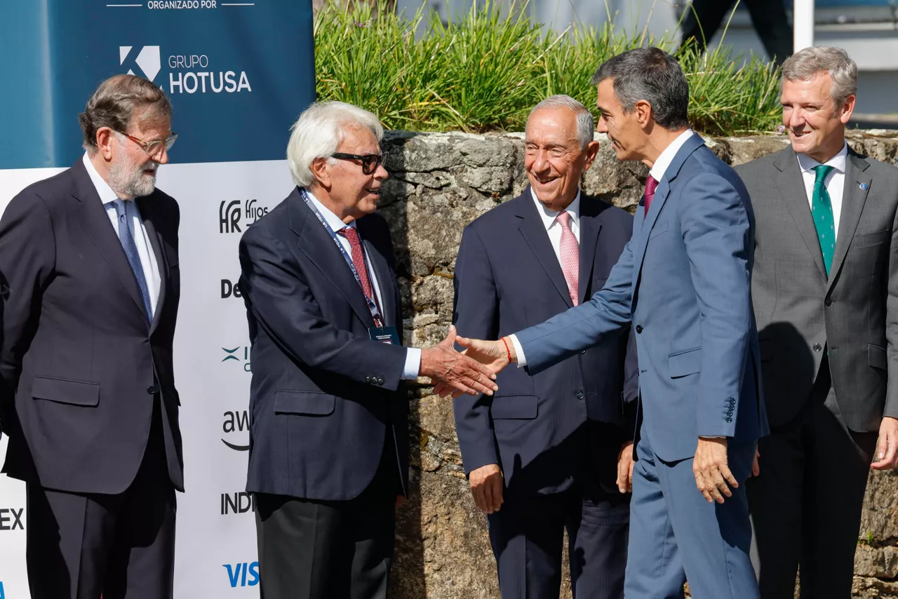 O GROVE (PONTEVEDRA), 01/10/2026.- El presidente del Gobierno, Pedro Sánchez (2-d), saluda a los ex presidentes del Gobierno Mariano Rajoy (i) y Felipe González (2i), junto al ex presidente de Portugal Marcelo Rebelo de Sousa (c), y el presidente de Galicia, Alfonso Rueda (d), este jueves en O Grove (Pontevedra) durante la inauguración de la VIII edición del Foro La Toja, que durante tres jornadas abordará cuestiones como la situación que vive Ceuta, las relaciones con Marruecos y los retos de la Inteligencia Artificial. EFE/ Lavandeira Jr
