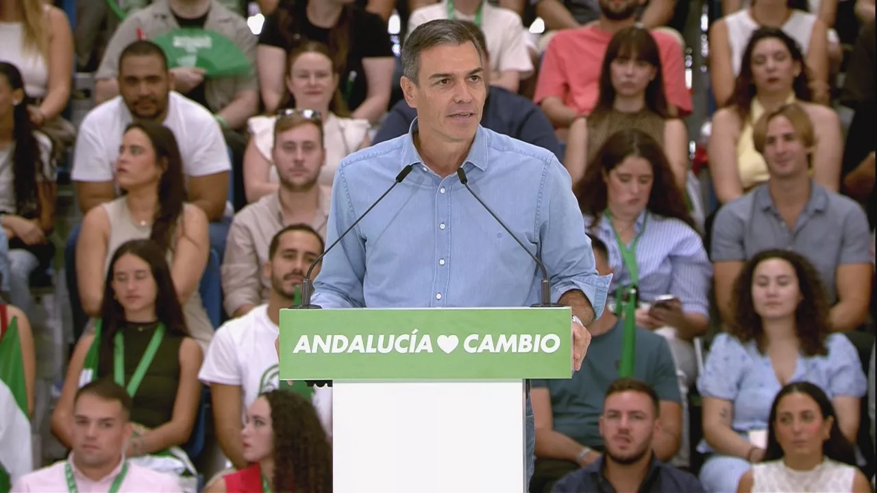 Pedro Sáncez ha manifestado hoy su respaldo a las movilizaciones llevadas a cabo a favor de Palestina, durante la Vuelta Ciclista a España.
El presidente ha destacado que España es un pueblo DIVERSO en su territorialidad pero capaz de unirse en la defensa de las causas justas y los derechos humanos.
Declaraciones que ha efectuado en el trancurso de un mitin en Málaga, un acto para apoyar a Maria Jesus Montero y poner en marcha la maquinaria electoral en Andalucía