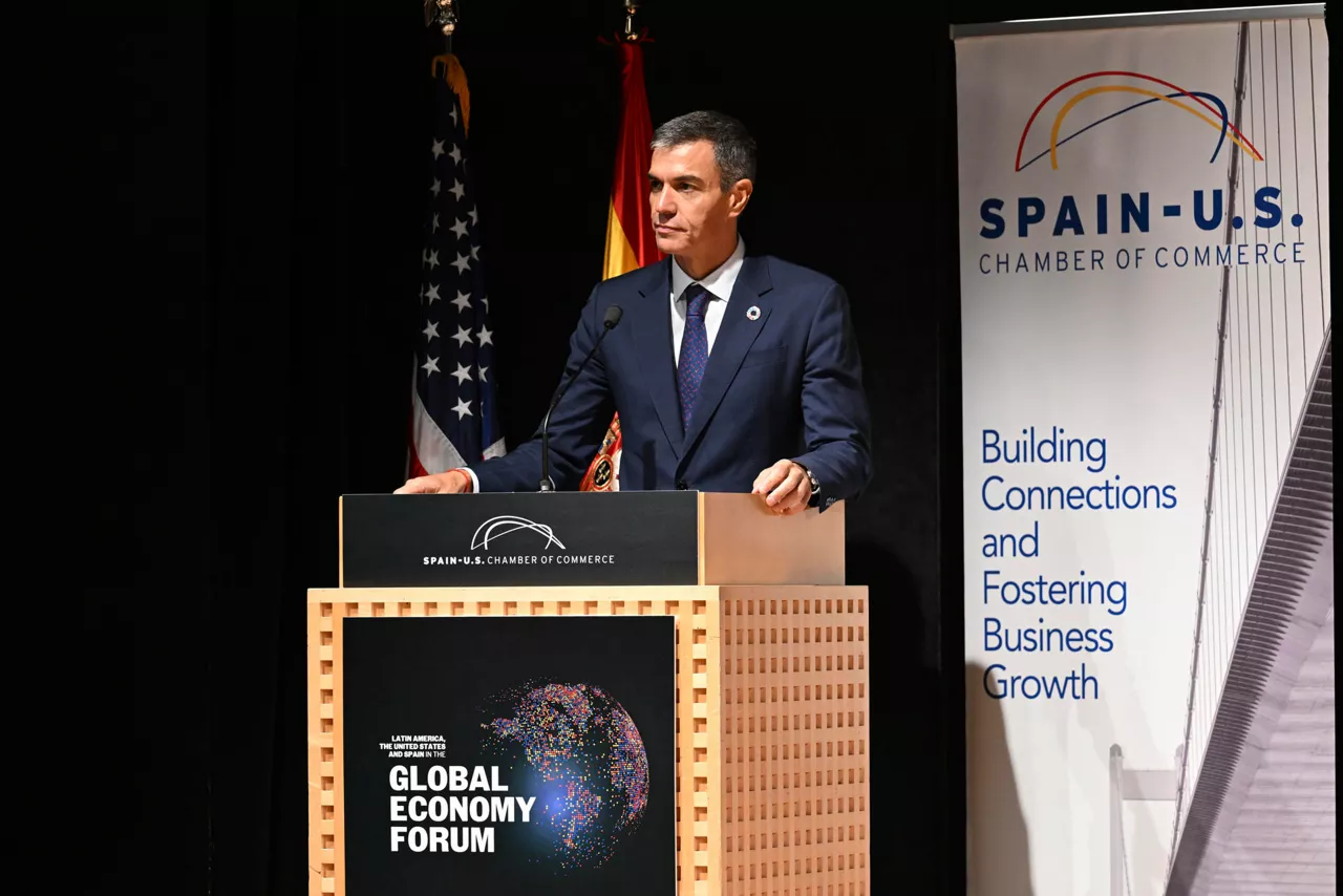 Nueva York - El presidente del Gobierno español, Pedro Sánchez, participa este miércoles en Nueva York en el foro "América Latina, Estados Unidos y España en la economía global", organizado por la Cámara de Comercio España-Estados Unidos, que reune a líderes empresariales y representantes políticos y económicos de las tres regiones antes del inicio de la Asamblea General de la ONU. EFE / Pool Moncloa /Borja Puig de la Bellacasa.***SOLO USO EDITORIAL / SOLO USO DISPONIBLE PARA ILUSTRAR LA NOTICIA QUE ACOMPAÑA/ (CRÉDITO OBLIGATORIO)***.
