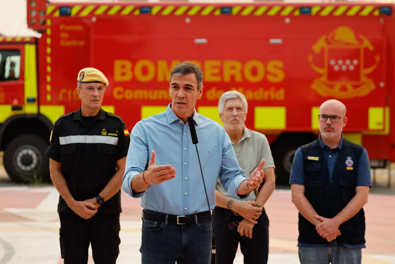 CENICIENTOS (C. DE MADRID), 25/07/2026.- El presidente del Gobierno, Pedro Sánchez (2i), acompañado por el teniente general de la Unidad Militar de Emergencias (UME), Francisco Javier Marcos (i), el ministro del Interior, Fernando Grande-Marlaska (2d), y el delegado del Gobierno en Madrid, Francisco Martín (d), comparece desde el Puesto de Mando Avanzado (PMA) ubicado en la localidad madrileña de Cenicientos, este sábado. Las llamas siguen devorando parte de la Comunidad de Madrid y la provincia de Ávila en unos incendios extremos, que han consumido ya unas 20.000 hectáreas y han obligado a desalojar o confinar a 60.000 personas mientras avanzan sin control, aunque las autoridades ven una oportunidad en los trabajos de extinción debido a la mejoría de las condiciones meteorológicas. EFE/Mariscal
