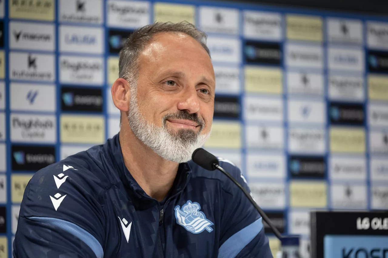 SAN SEBASTIÁN, 01/04/2026.- El entrenador de la Real Sociedad, Pellegrino Matarazzo, durante una comparecencia este viernes en San Sebastián previa al partido que su equipo disputará el sábado ante el Levante. EFE/Javier Etxezarreta
