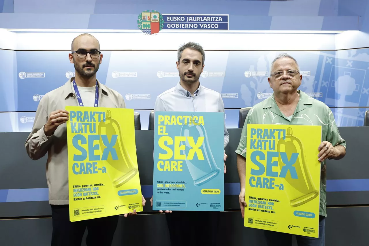 BILBAO, 18/06/2026.- El responsable del Plan de Sida de Osakidetza, Oskar Ayerdi (i), el especialista en medicina preventiva del Departamento de Salud, Adrián Llorente (c), y el presidente de Euskalsida, Marco Imbert (d), han presentado este jueves en Bilbao la memoria 2025 del Plan vasco del Sida e Infecciones de Transmisión Sexual, que anualmente recoge los principales datos epidemiológicos y las actuaciones desarrolladas en Euskadi, y da a conocer una nueva campaña de prevención que pone el foco en la importancia del autocuidado de la salud sexual. EFE/ Miguel Toña

