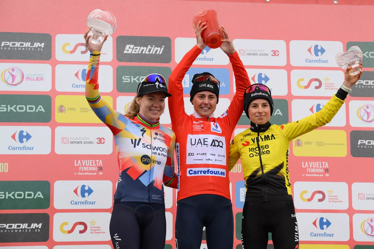 L'ANGLIRU (ASTURIAS), 09/05/2026.- La ciclista española Paula Blasi (c), del UAE, en el podio tras proclamarse vencedora de la prueba junto a la segunda clasificada, la neerlandesa Anna van der Breggen (i) y la tercera, la francesa Marion Bunel, tras la séptima y última etapa de la Vuelta Ciclista a España, este sábado entre Pola de Laviana y L'Angliru, de 132 kilómetros de recorrido.EFE/ Eloy Alonso
