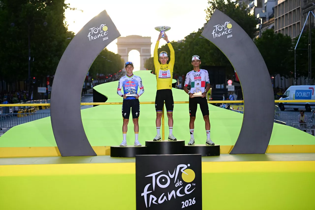 PARIS (France), 26/07/2026.- (L-R) Second place in the overall standings Belgian cyclist Remco Evenepoel of Red Bull - Bora - Hansgrohe, overall winner Slovenian cyclist Tadej Pogacar of UAE Team Emirates XRG, and overall third place Mexican cyclist Isaac del Toro of UAE Team Emirates XRG pose on the podium after the 21st and final stage of the Tour de France, 88.7 km route starting and ending in Paris, France, 26 July 2026. (Ciclismo, Francia) EFE/EPA/BERNARD PAPON / POOL
