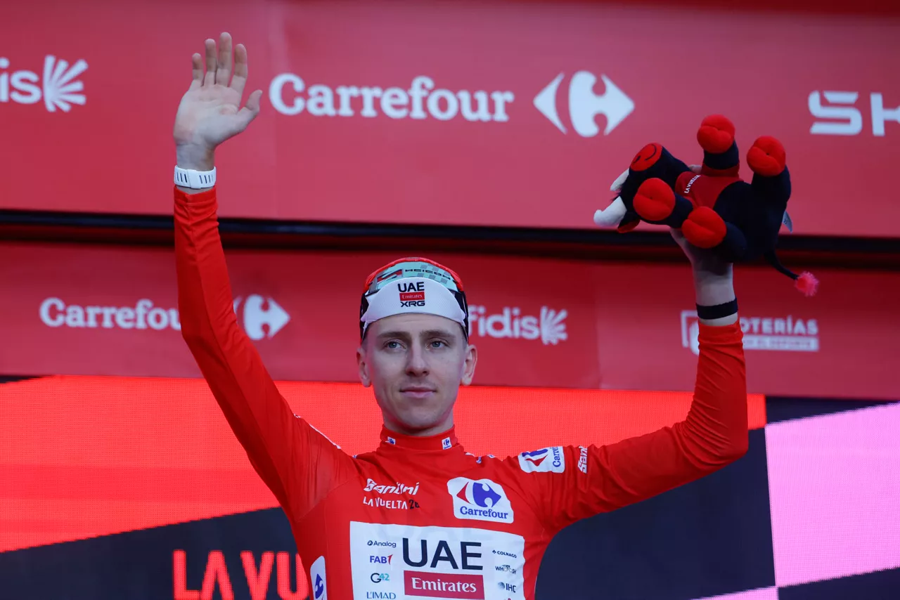 MONTECARLO, 22/08/2026.- El ciclista esloveno Tadej Pogacar, con el maillot de líder de la clasificación general, en el podio tras ganar la primera etapa de la Vuelta a España, una crono de 9,4 kilómetros, en Mónaco. La Vuelta 2026, que comienza este sábado con salida en Mónaco, se considera una de las más duras de la historia, con casi 60.000 metros de desnivel total. EFE/Javier Lizón
