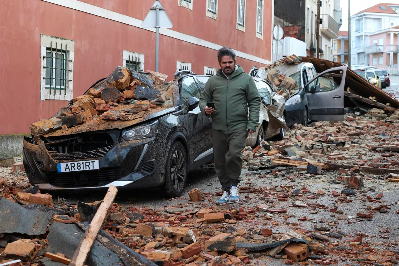 FOTODELDÍA Figueira da Foz (Portugal), 28/01/2026.- Parte del techo de la antigua universidad se derrumba, dañando varios coches, debido al paso de la tormenta Kristin en Figueira da Foz, Portugal, 28 de enero de 2026. El Instituto Portugués del Mar y la Atmósfera (IPMA) ha emitido múltiples advertencias mientras Portugal continental experimenta lluvia, fuertes vientos, nieve y mares agitados por la tormenta. (Tormenta) EFE/EPA/PAULO NOVAIS
